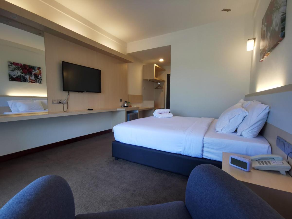 Serdang Lake View Resort Sungai Kechil Exteriör bild