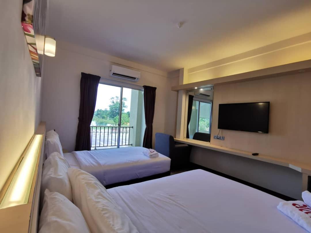 Serdang Lake View Resort Sungai Kechil Exteriör bild