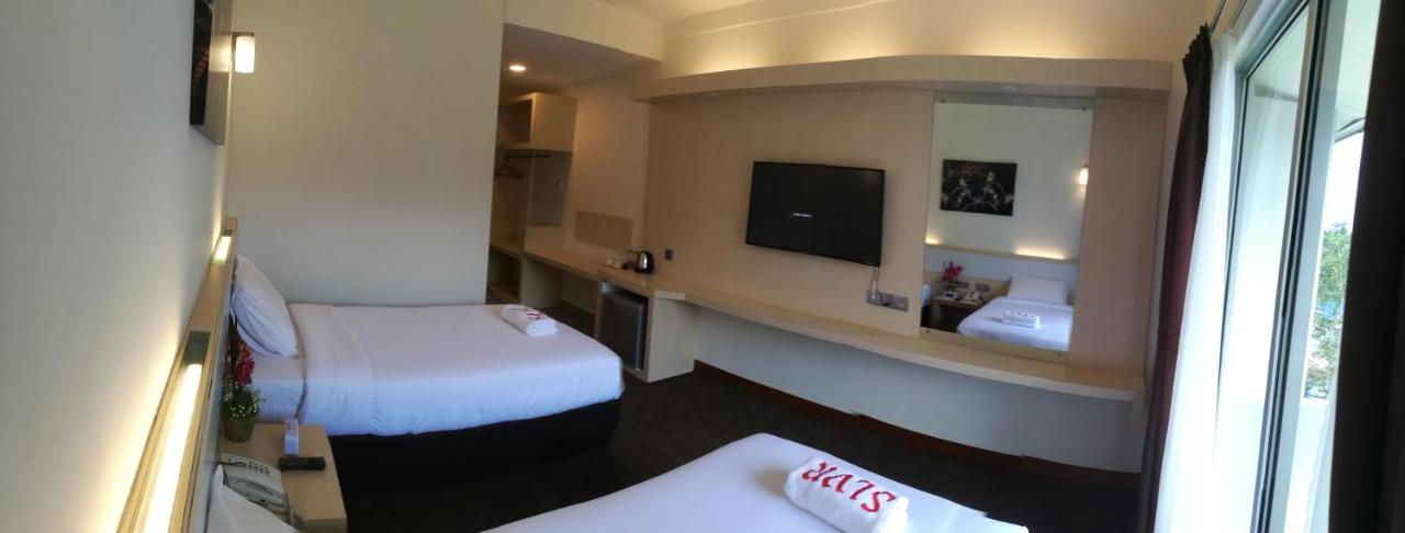 Serdang Lake View Resort Sungai Kechil Exteriör bild