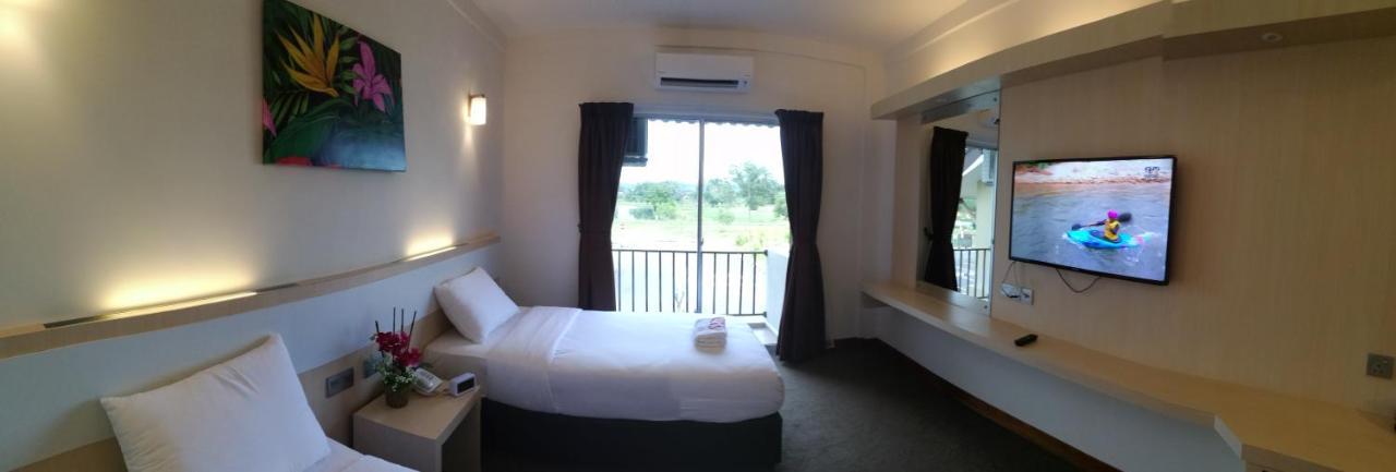 Serdang Lake View Resort Sungai Kechil Exteriör bild
